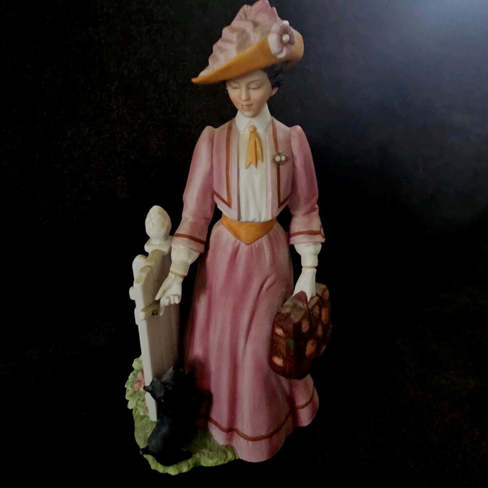 Avon 1983 President's Club Mrs. Albee Award Porcelain Victorian Figurine Vintage